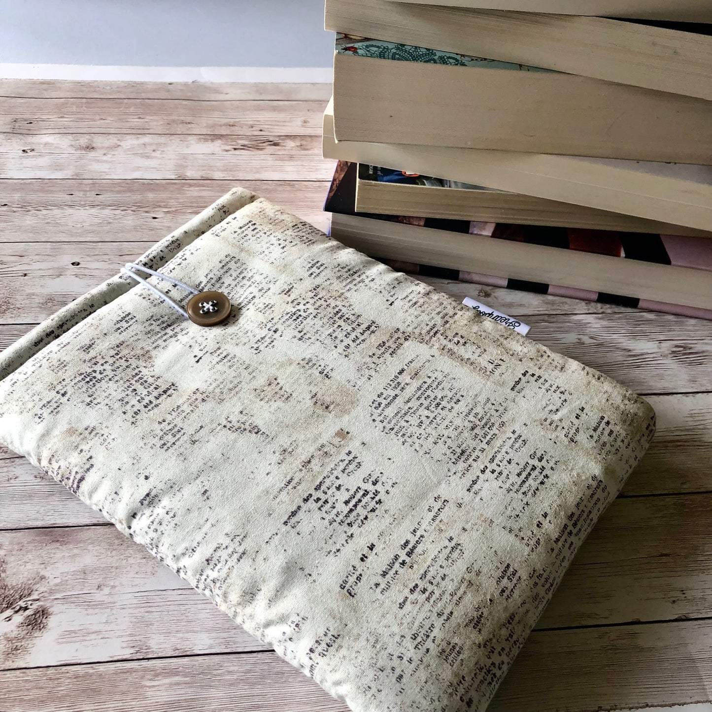 Aged Newspaper Vintage-look padded book/tablet sleeve