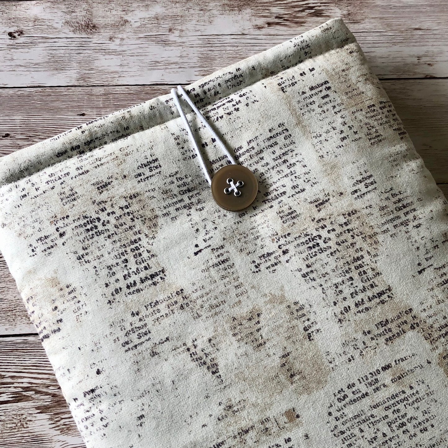 Aged Newspaper Vintage-look padded book/tablet sleeve