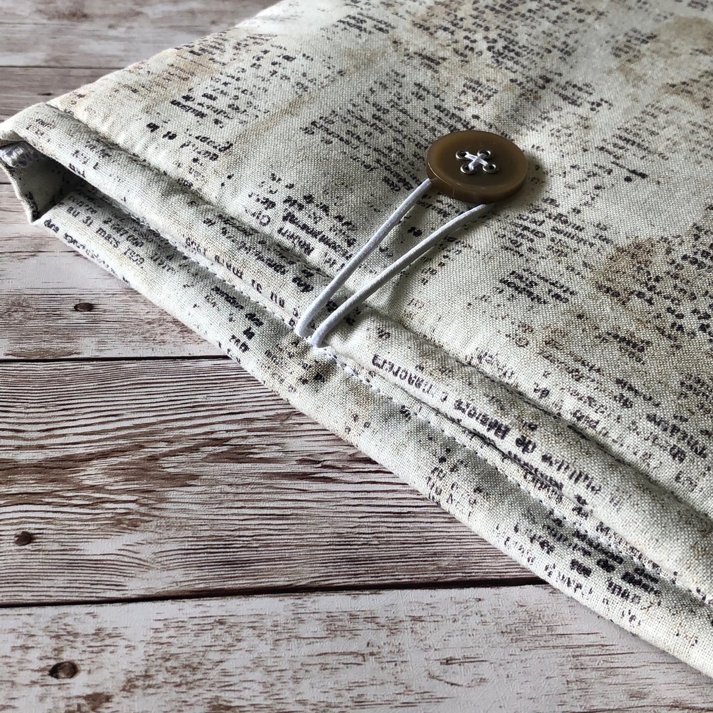 Aged Newspaper Vintage-look padded book/tablet sleeve