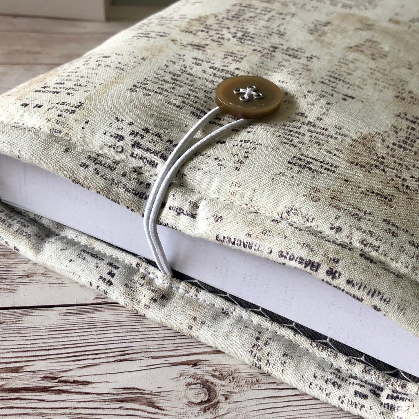 Aged Newspaper Vintage-look padded book/tablet sleeve