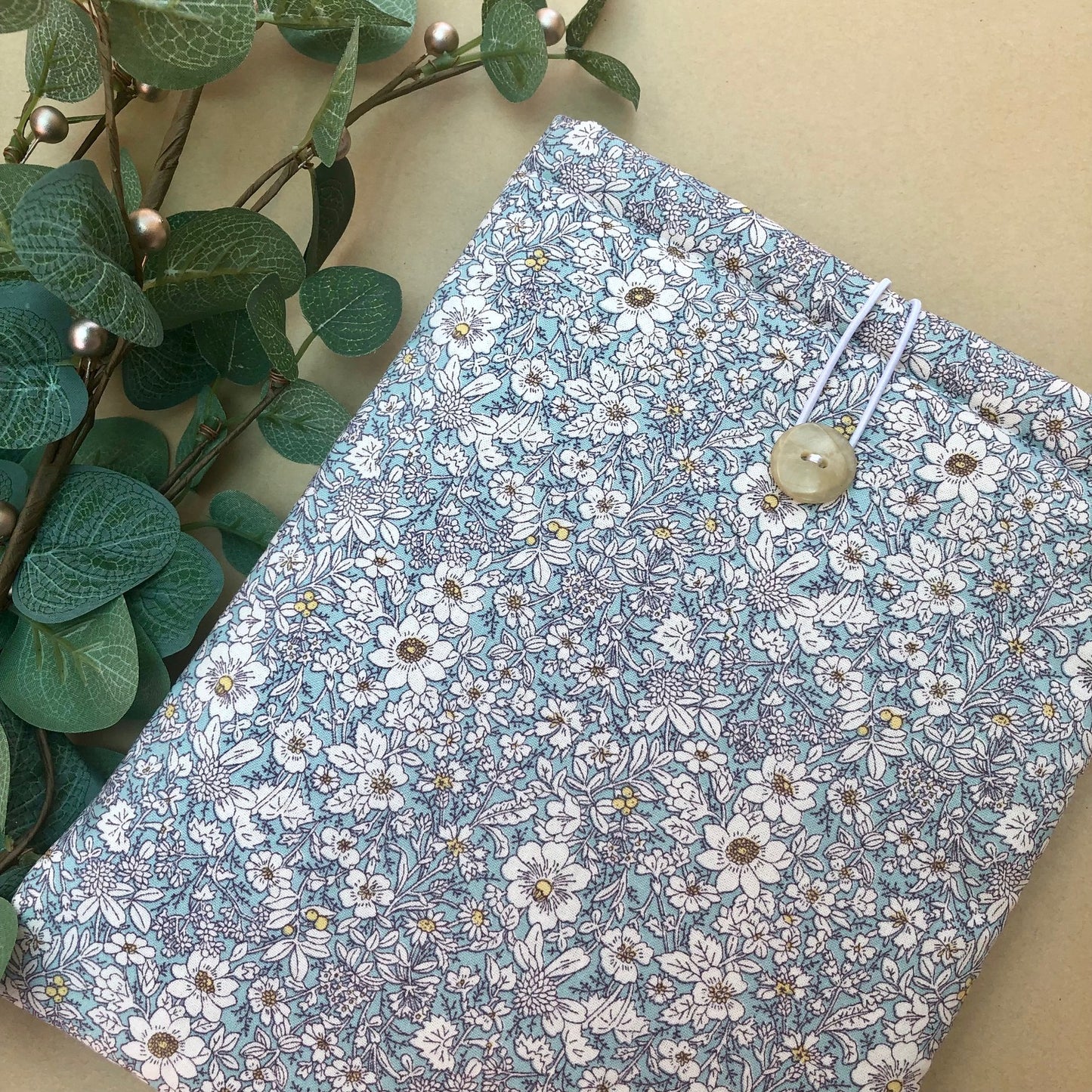 Blue White Daisies padded book/tablet sleeve