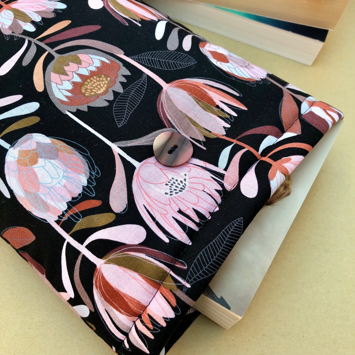 Proteas Floral padded book/tablet sleeve