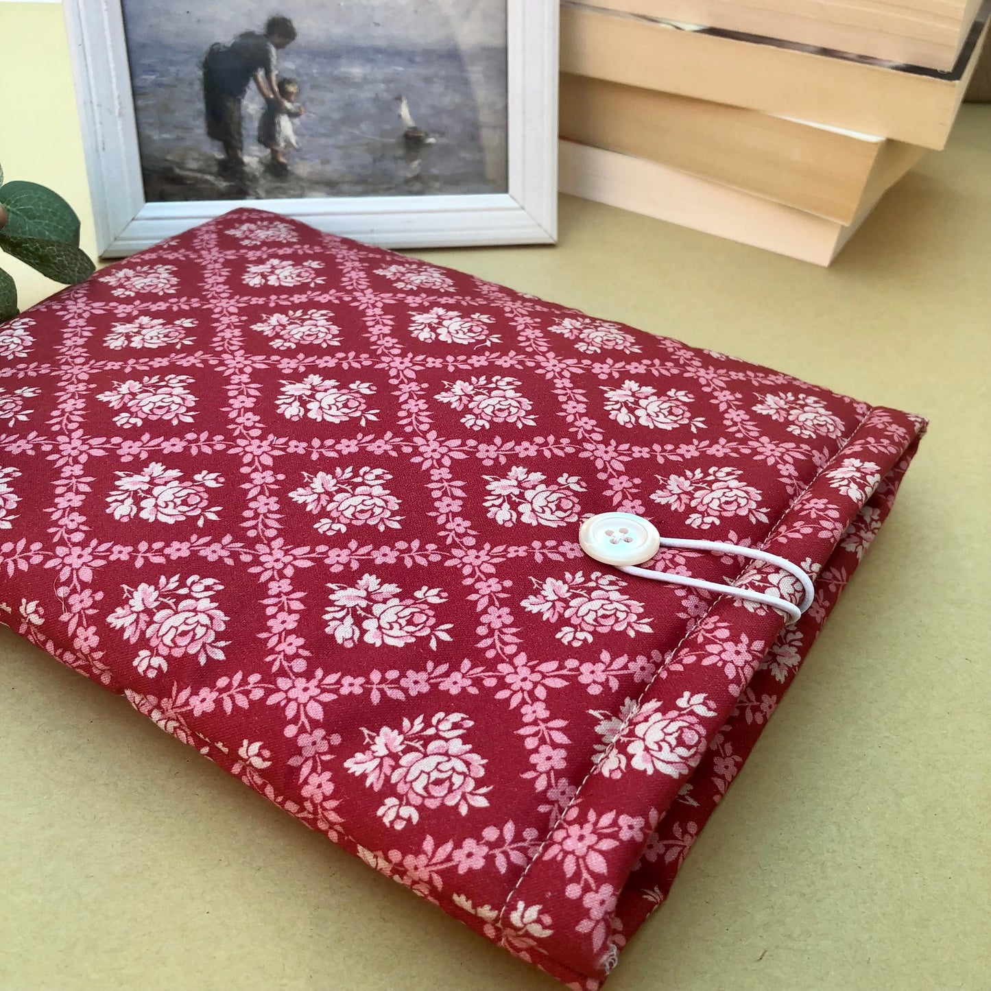 Red Rose Damask padded book/tablet sleeve