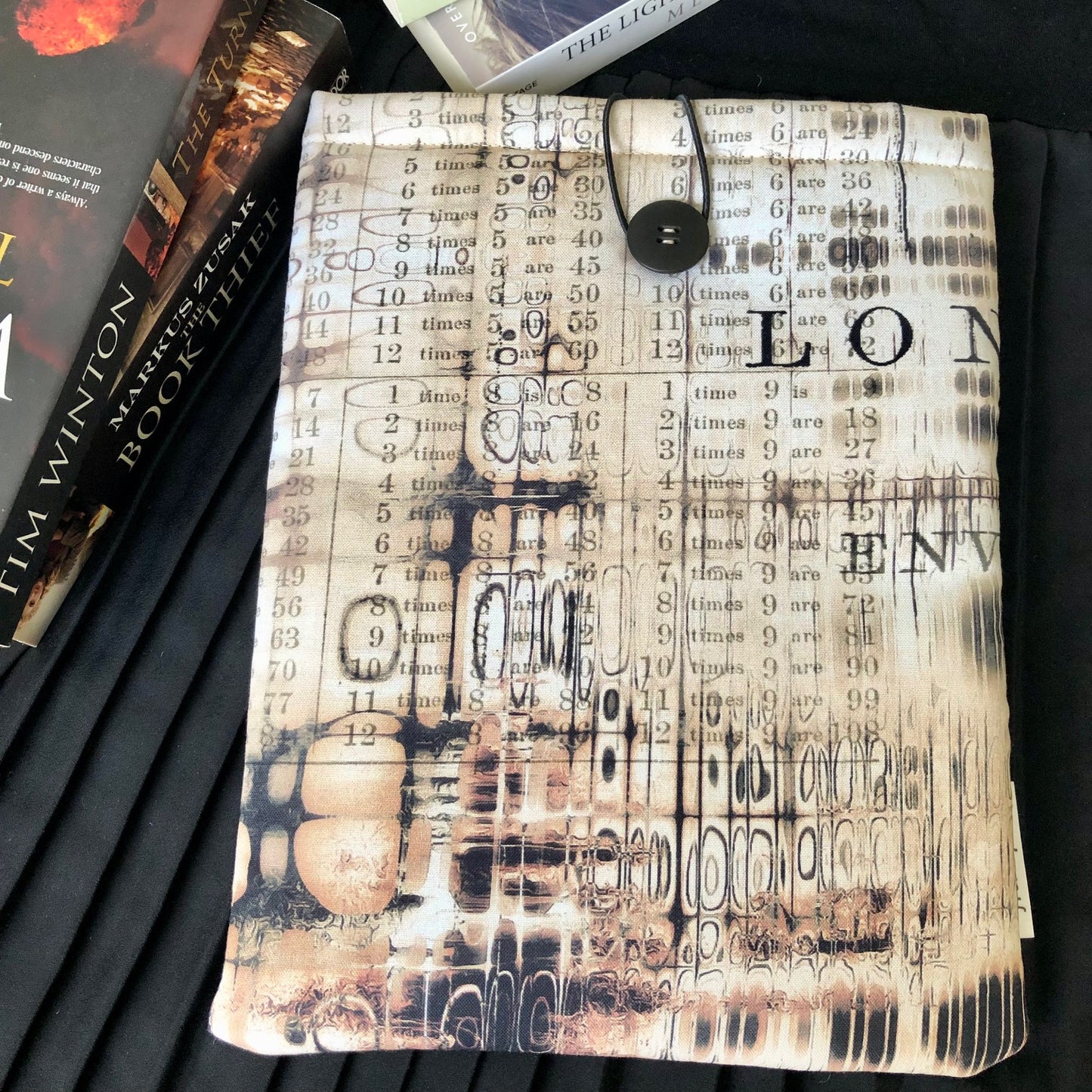 London Grunge padded book/tablet sleeve