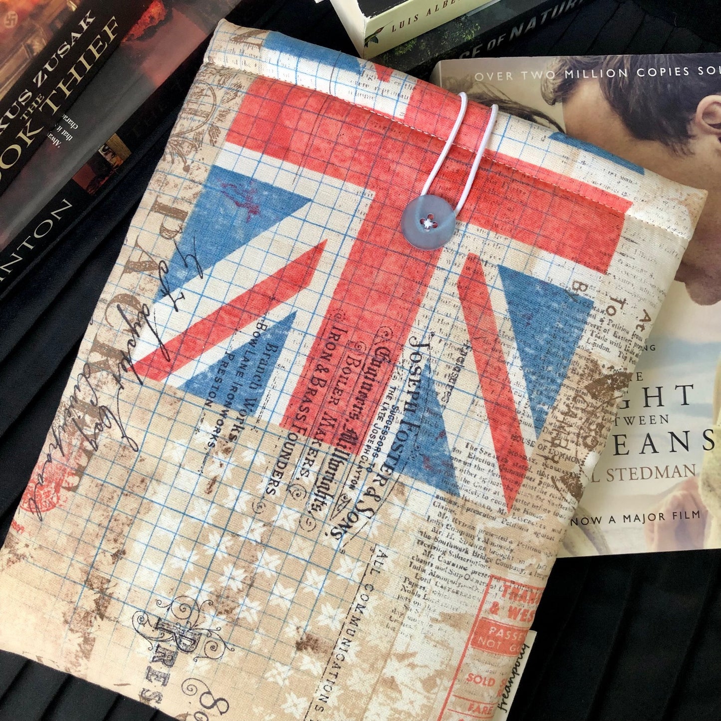 Vintage-look Union Jack British Flag padded book/tablet sleeve