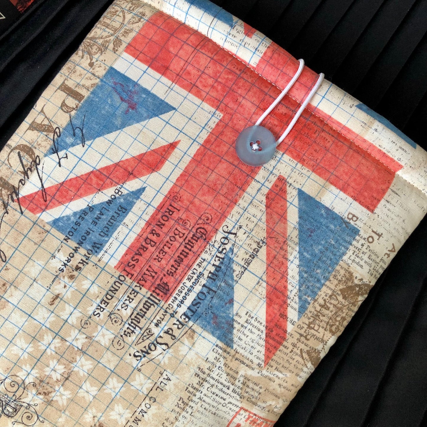 Vintage-look Union Jack British Flag padded book/tablet sleeve