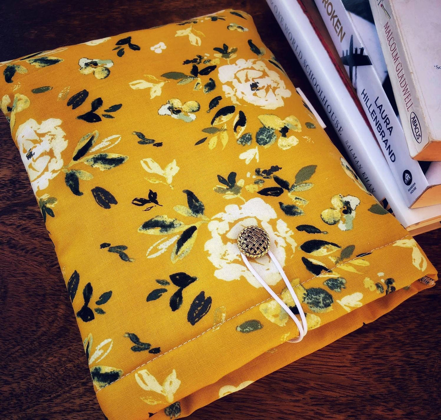 Yellow White Shabby Roses padded book/tablet sleeve