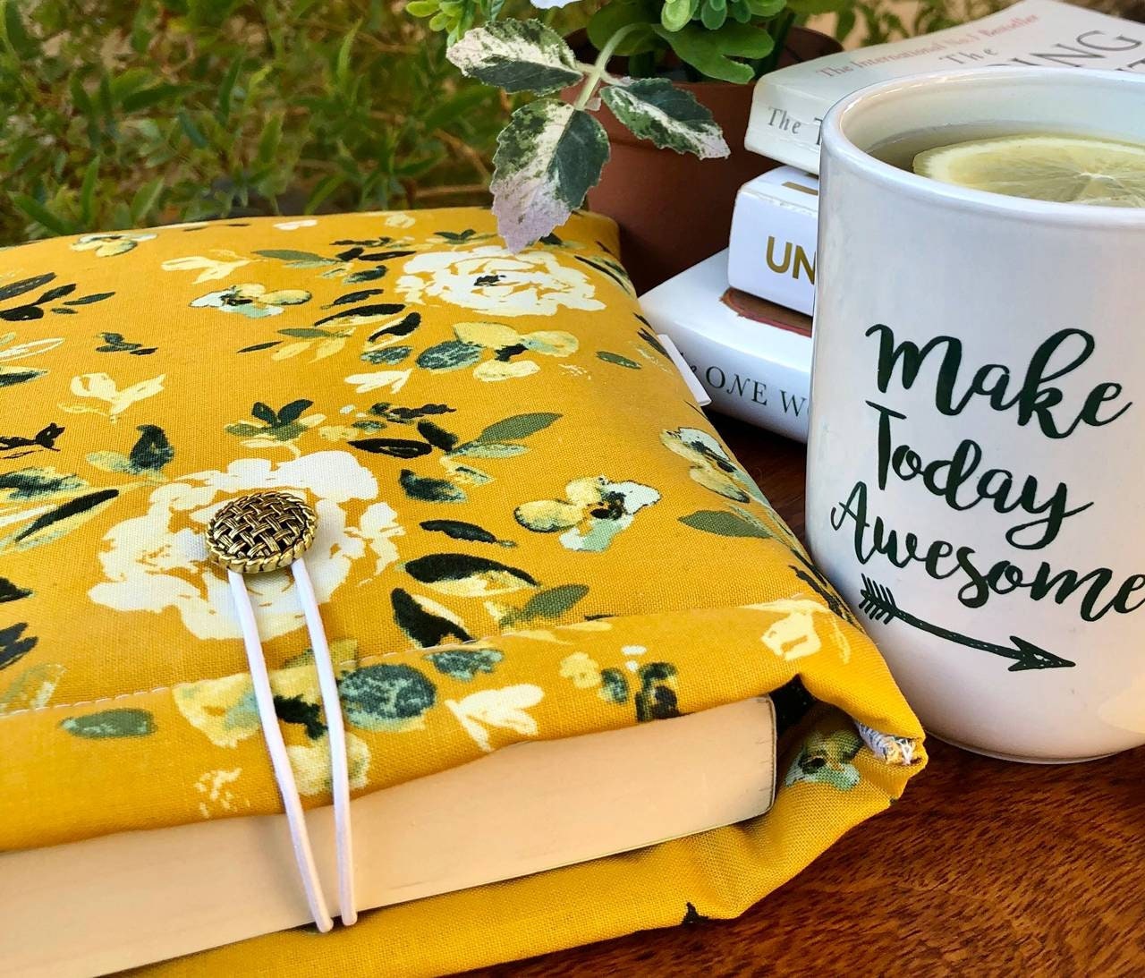 Yellow White Shabby Roses padded book/tablet sleeve