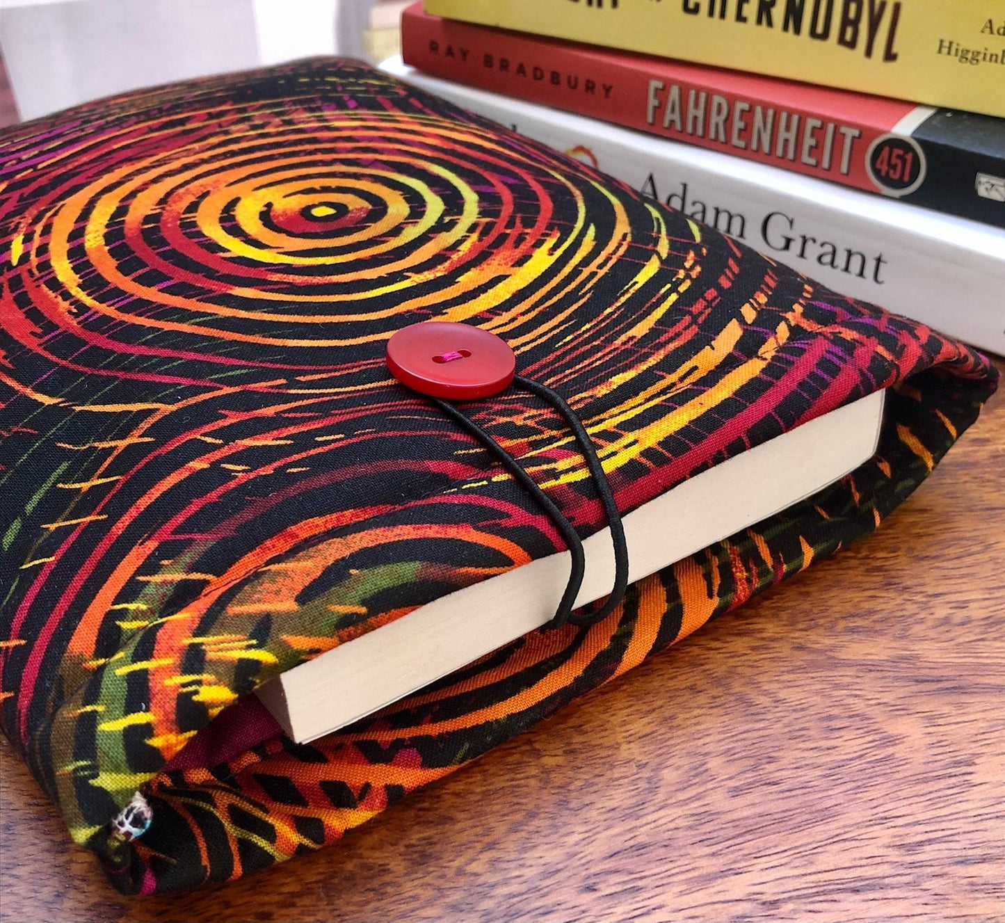 Abstract Spiral padded book/tablet sleeve