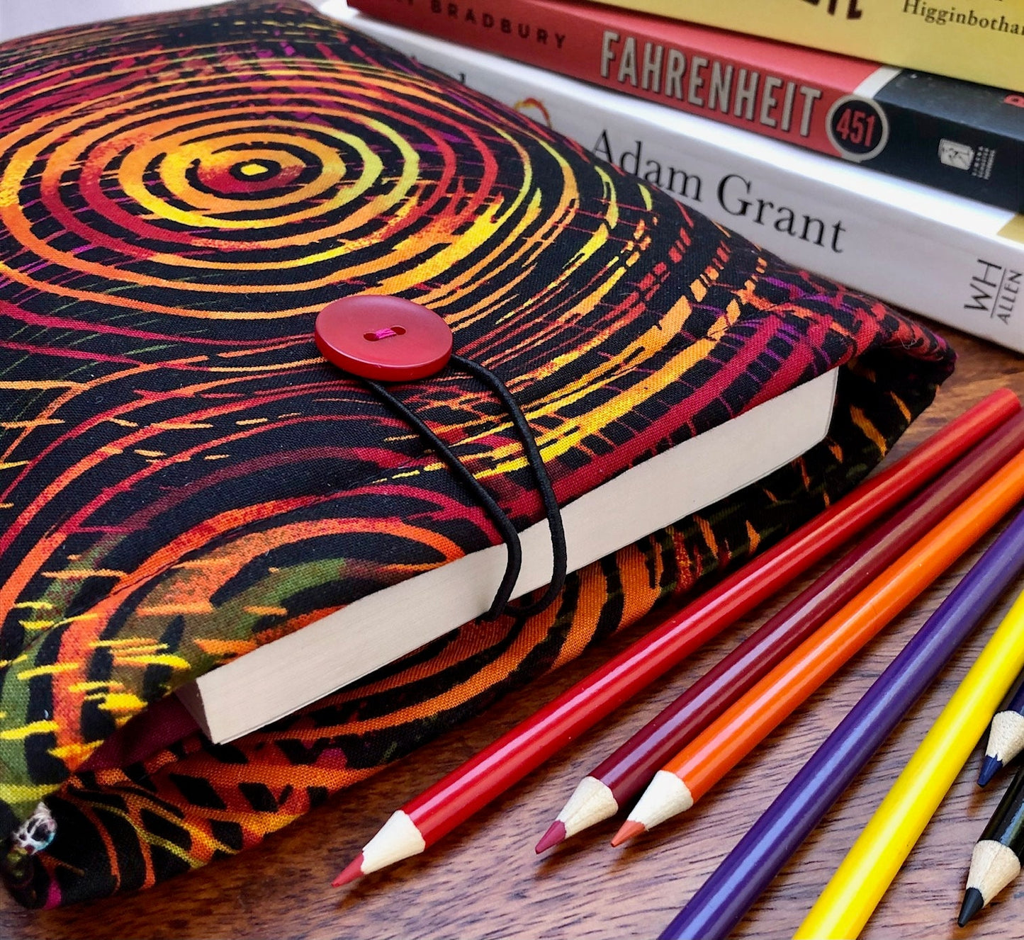 Abstract Spiral padded book/tablet sleeve