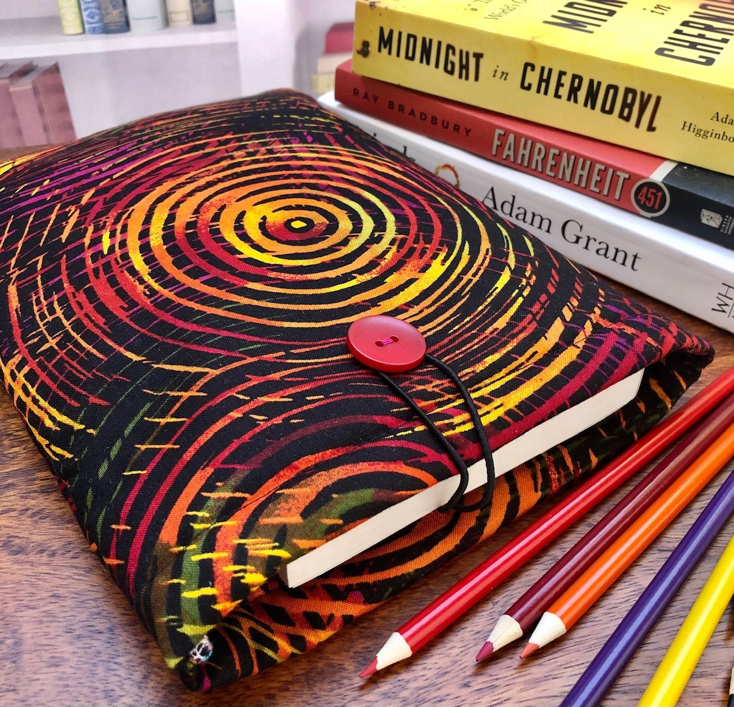 Abstract Spiral padded book/tablet sleeve