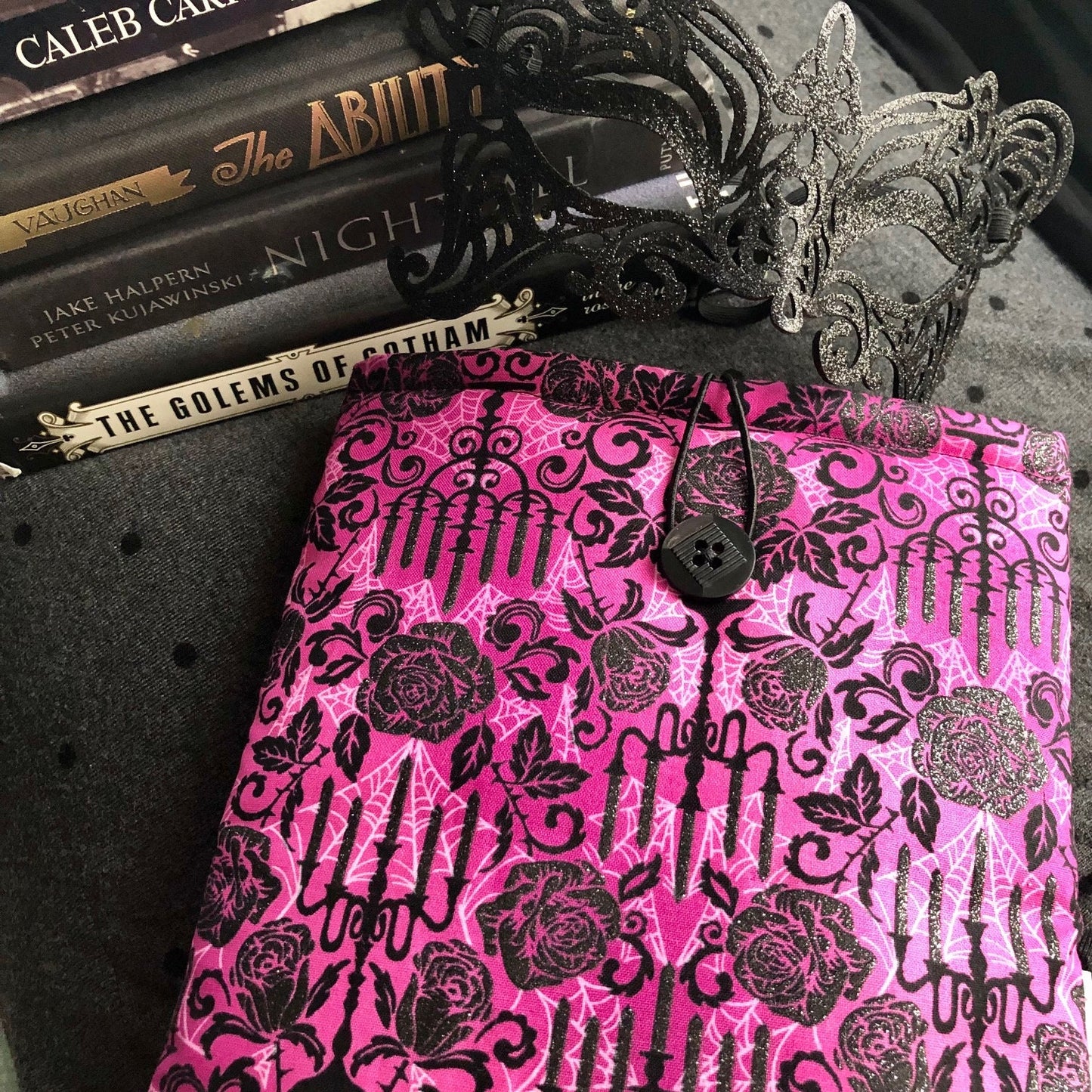 Victorian Gothic Roses on Pink padded book/tablet sleeve